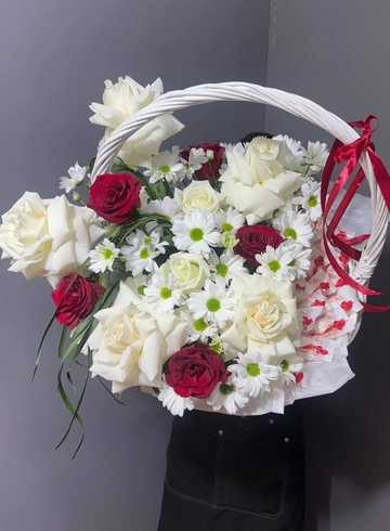 Корзина цветов и сладостей (рафаэлло) от интернет-магазина цветов в 