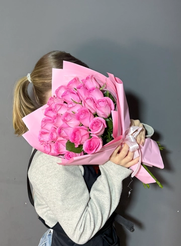25 розовых роз в упаковке  от интернет-магазина цветов в 