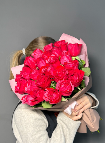 25 пионовидных роз в дизайнерской упаковке от интернет-магазина цветов в 