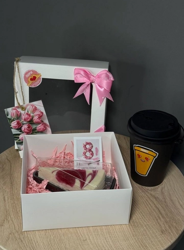 Сладкий набор с кофе и чизкейком Нью Йорк на 8 марта от интернет-магазина цветов в 