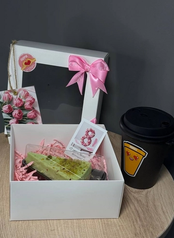 Сладкий набор с кофе и чизкейк Фисташка на 8 марта от интернет-магазина цветов в 
