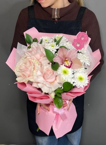 Нежный букет &laquo;8 марта&raquo; с французскими розами, орхидеей и хризантемой от интернет-магазина цветов в 