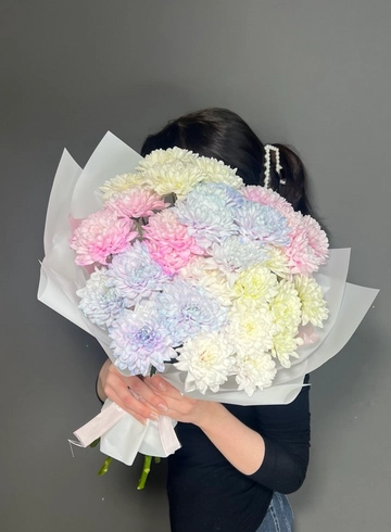 Букет из 7 разноцветных хризантем  от интернет-магазина цветов в 