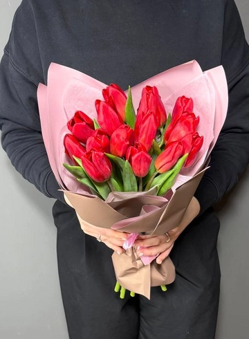 15 красных тюльпанов в упаковке от интернет-магазина цветов в 