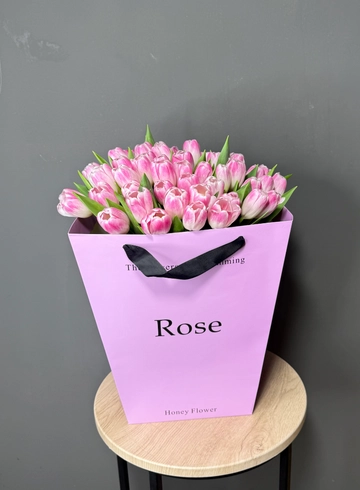 51 нежно розовых тюльпанов в сумочке  от интернет-магазина цветов в 