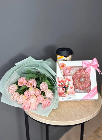 Сладкий набор с тюльпанами, кофе, пончиком конфетками от интернет-магазина цветов в 