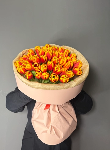 51 высоких тюльпан в круглой упаковке  от интернет-магазина цветов в 