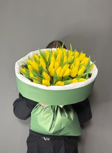 51 желтых тюльпан в круглой упаковке  от интернет-магазина цветов в 