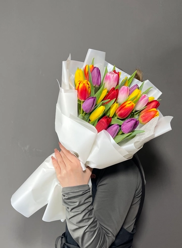Букет из разноцветных крупных тюльпанов  от интернет-магазина цветов в 