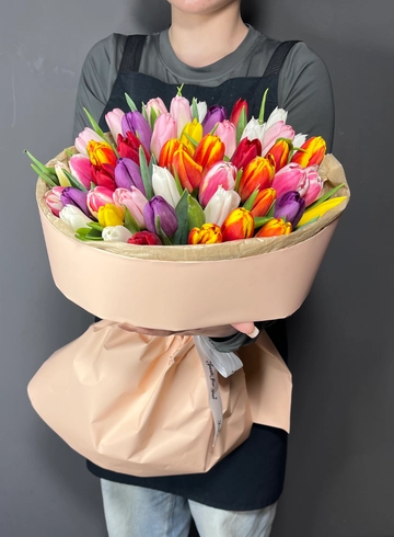 51 тюльпанов в дизайнерской упаковке  от интернет-магазина цветов в 