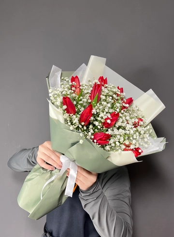 Букет из тюльпан с гипсофилой  от интернет-магазина цветов в 