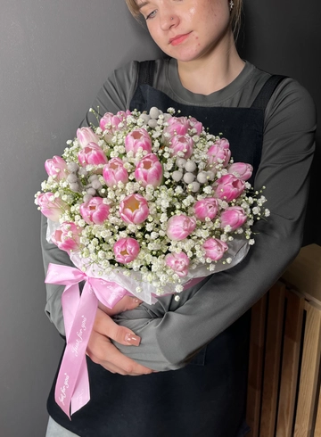 Короб из нежно-розовых тюльпанов  от интернет-магазина цветов в 