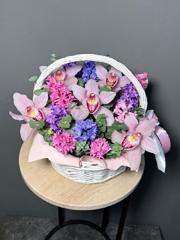 Корзина из гиацинтов и орхидей от интернет-магазина цветов в 