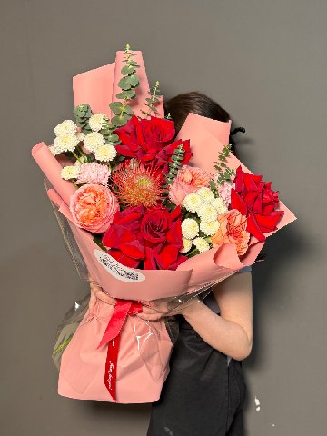 Букет из французских и пионовидних роз от интернет-магазина цветов в 