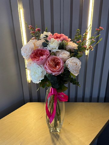 Ваза на стол с пионовидными розам от интернет-магазина цветов в 