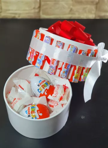 Коробка с сюрпризом от интернет-магазина цветов в 