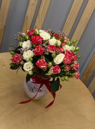 Кустовые розы в стеклянной вазе от интернет-магазина цветов в 