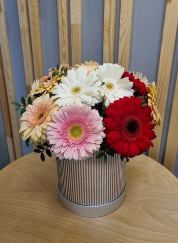 Герберы в шляпной коробке от интернет-магазина цветов в 