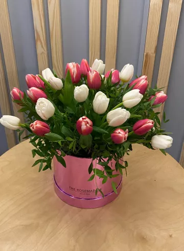 Короб цилиндр с тюльпанами от интернет-магазина цветов в 