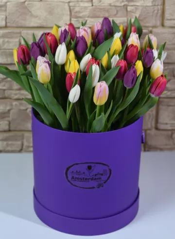 Короб - цилиндр из 51 тюльпана от интернет-магазина цветов в 