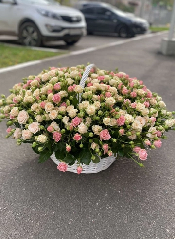 Нежные кстовые розы  в корзине от интернет-магазина цветов в 