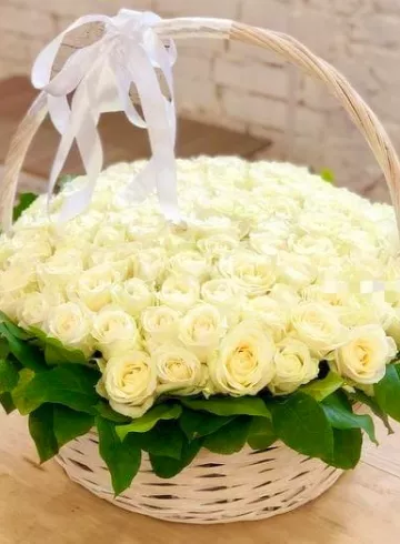 Корзина из 101  белой розы от интернет-магазина цветов в 