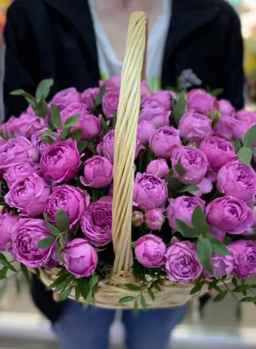 Корзина пионовидных роз «Мисти Баблс» от интернет-магазина цветов в 