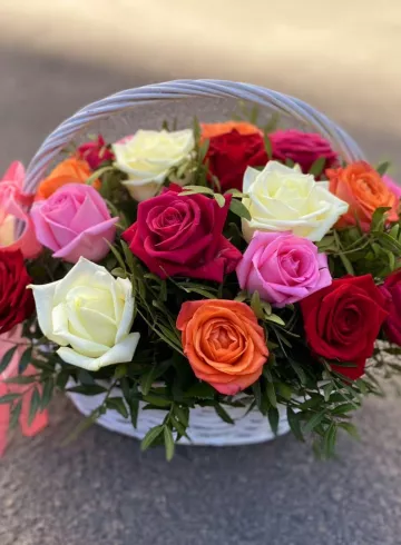 25 роз (микс) в корзине от интернет-магазина цветов в 