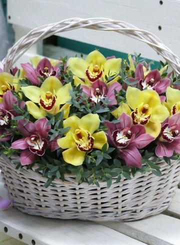 Корзина из 17 орхидей от интернет-магазина цветов в 