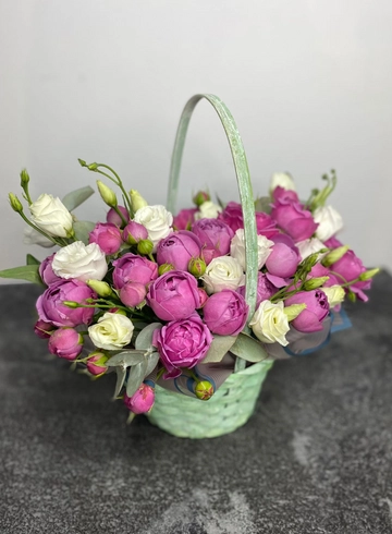 Корзина с пионовидными розами и эустомой от интернет-магазина цветов в 