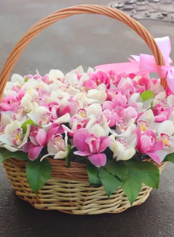 Корзина с нежными орхидеями от интернет-магазина цветов в 