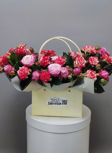 Сумочка с  кустовыми розами от интернет-магазина цветов в 