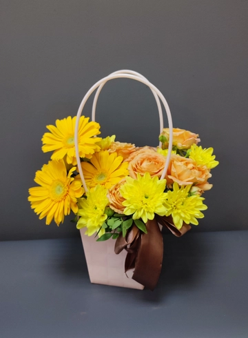 Сумочка с герберами «Солнышко» от интернет-магазина цветов в 