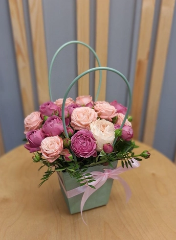 Сумочка с кустовыми пионовидными розами от интернет-магазина цветов в 