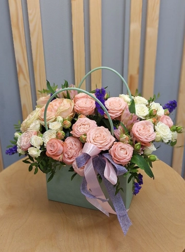 Сумочка из кустовых роз и статици от интернет-магазина цветов в 