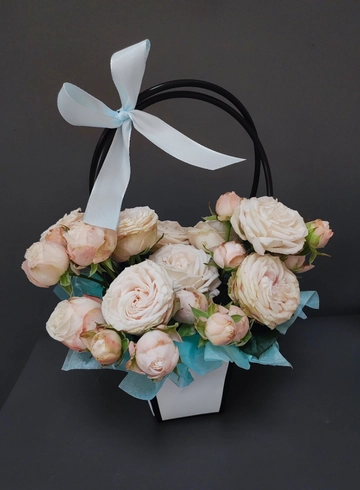 Сумочка с кустовыми розами  от интернет-магазина цветов в 