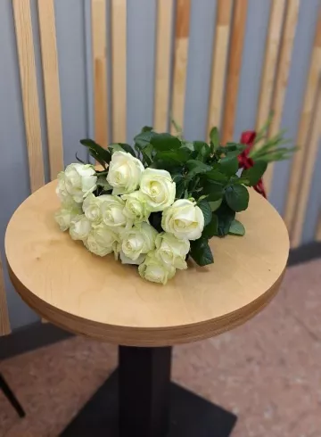 15 белых роз от интернет-магазина цветов в 