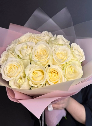 15 белых роз в упаковке от интернет-магазина цветов в 