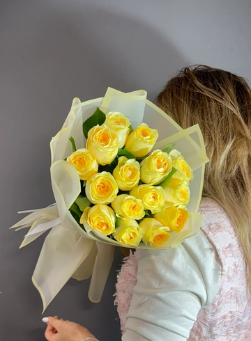 15 лимонных пионовидных роз в упаковке от интернет-магазина цветов в 