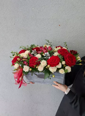 Корзина с бордовыми розами «Амстердам » от интернет-магазина цветов в 