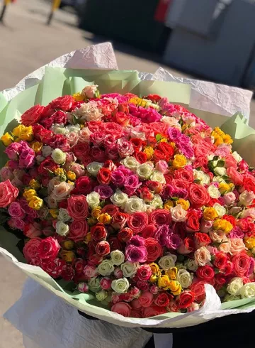 Букет из 151 кустовой розы &laquo;МИКС&raquo; от интернет-магазина цветов в 