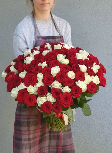 Букет из бело-красных роз от интернет-магазина цветов в 