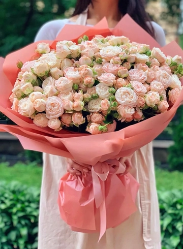 Букет из  пионовидных кустовых роз от интернет-магазина цветов в 