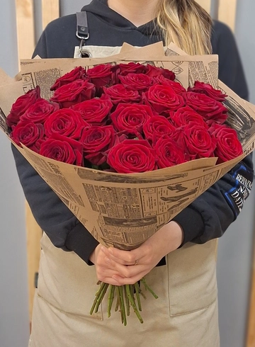 25 бордовых роз в упаковке от интернет-магазина цветов в 