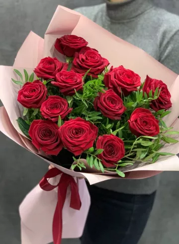 Букет из 13 бордовых роз от интернет-магазина цветов в 